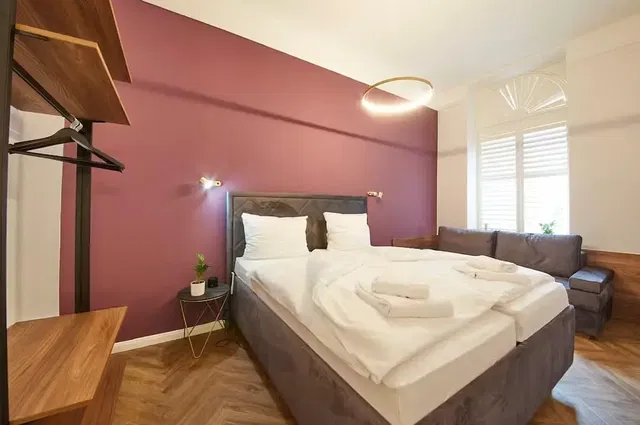 Spavaća soba; drveni pod, prirodno svjetlo, moderni stil