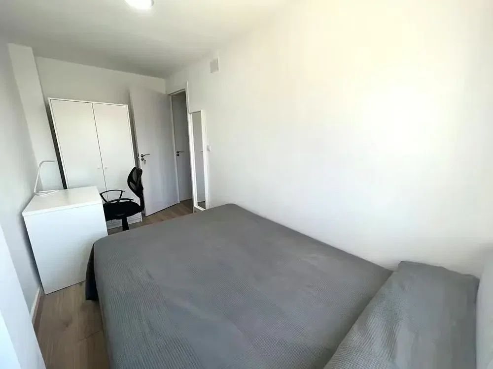 Schlafzimmer; holzboden, tageslicht