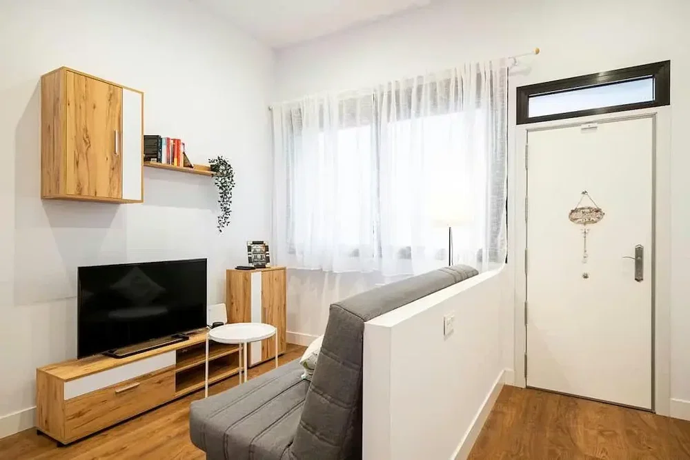 Wohnzimmer; holzboden, tageslicht, moderner stil