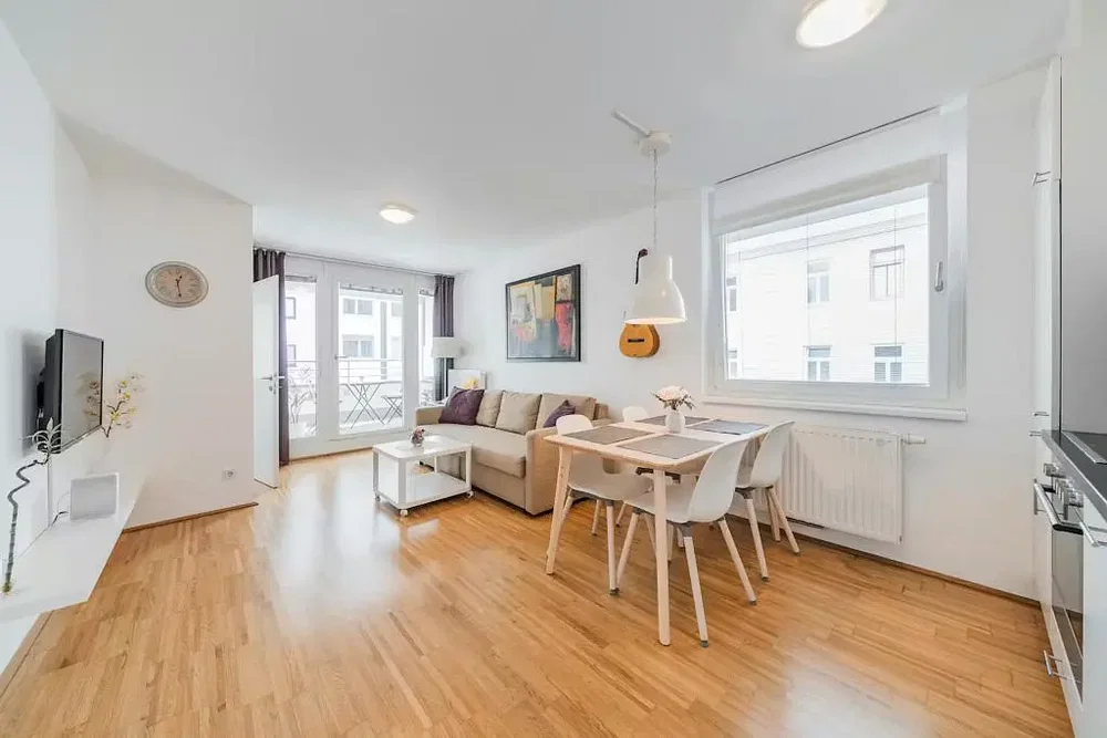 Wohnzimmer; blick, holzboden, tageslicht, moderner stil