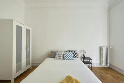 Camera da letto; pavimento in legno, luce naturale