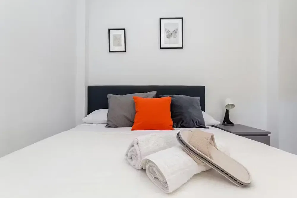 Yatak odası; doğal ışık, modern stil