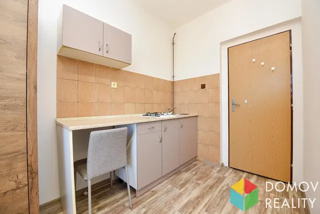 Cucina; elettrodomestici, pavimento in piastrelle