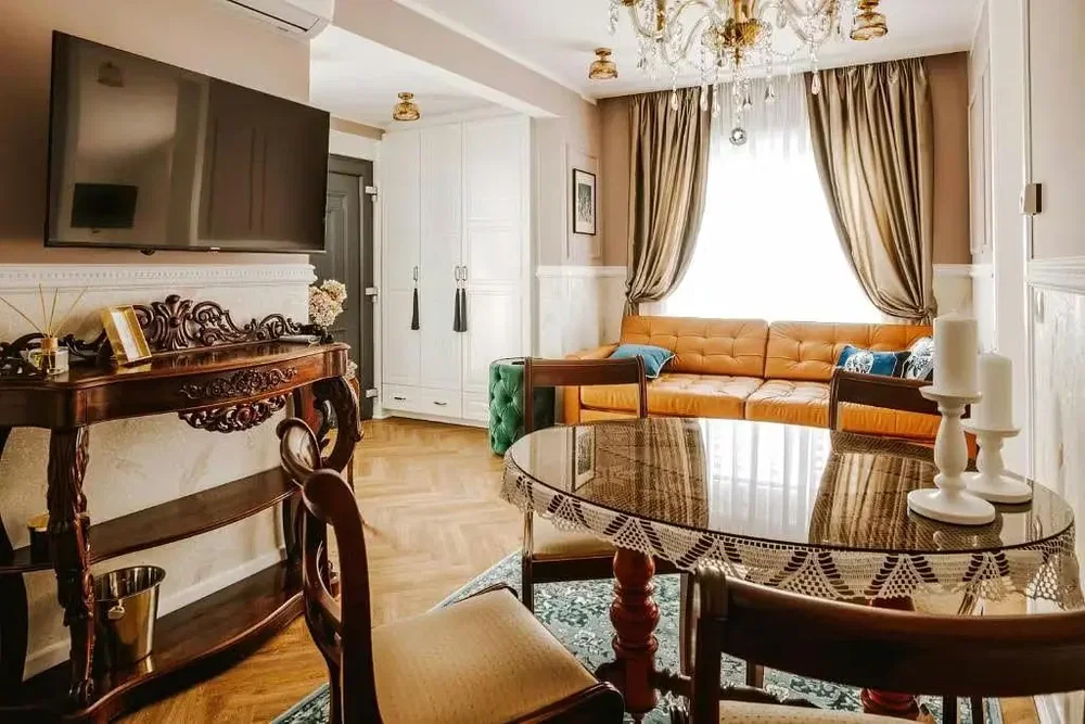 Wohnzimmer; rustikaler stil, holzboden, tageslicht