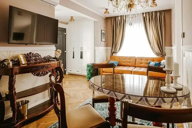 Dnevni boravak; rustikalni stil, drveni pod, prirodna svjetlost