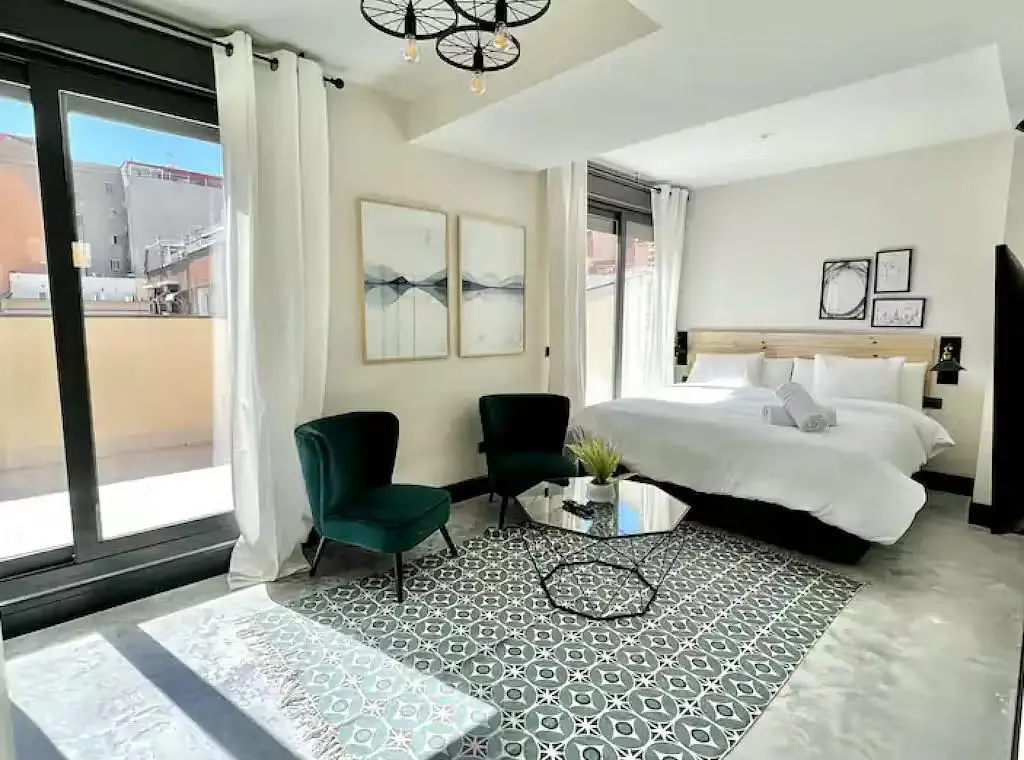 Schlafzimmer; tageslicht, moderner stil, fliesenboden, blick