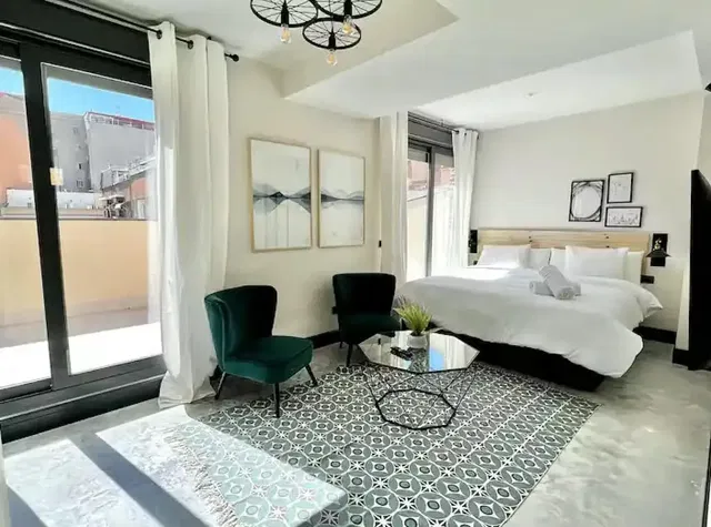 Camera da letto; luce naturale, stile moderno, pavimento in piastrelle, vista