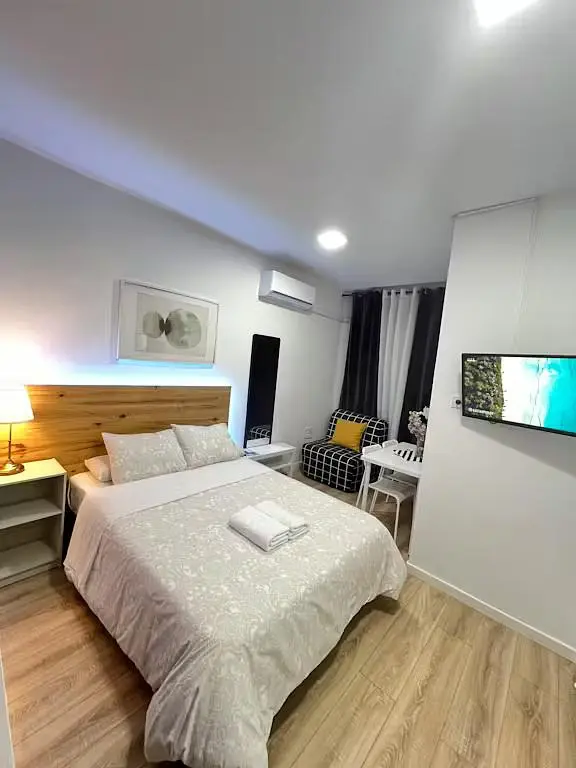 Schlafzimmer; holzboden, tageslicht