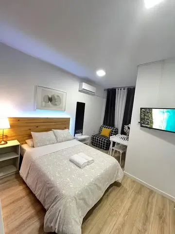 Schlafzimmer; holzboden, tageslicht