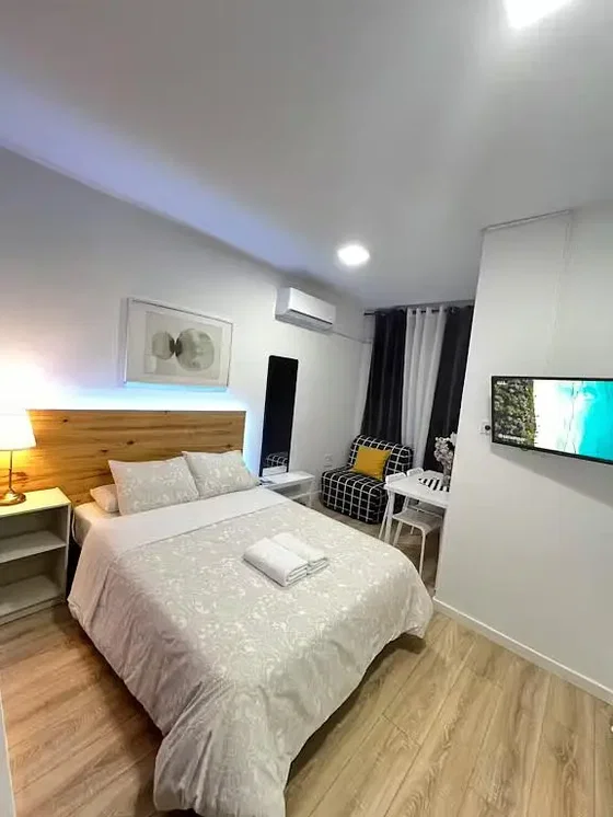 Schlafzimmer; holzboden, tageslicht