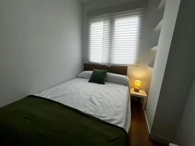 Schlafzimmer; tageslicht, holzboden