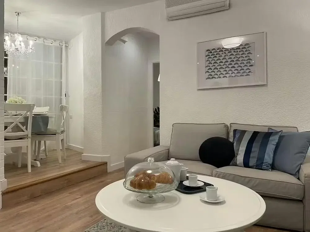 Obývací pokoj; dřevěná podlaha, přirozené světlo, moderní styl