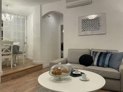 Obývací pokoj; dřevěná podlaha, přirozené světlo, moderní styl