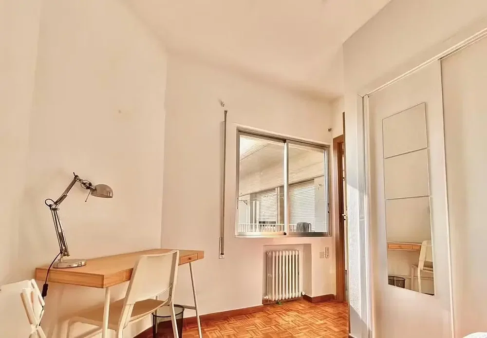 Schlafzimmer; tageslicht, holzboden