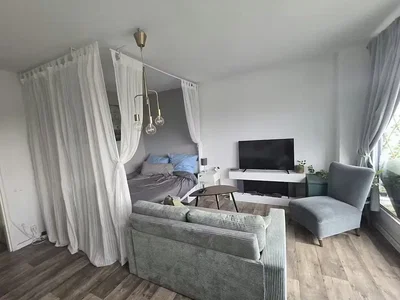 Wohnzimmer; tageslicht, holzboden