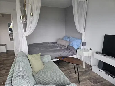 Schlafzimmer; holzboden, tageslicht, moderner stil