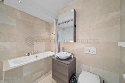Salle de bain; carrelage, rénové, lumière naturelle, style moderne