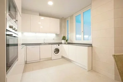 Küche; küchengeräte, tageslicht, moderner stil, fliesenboden