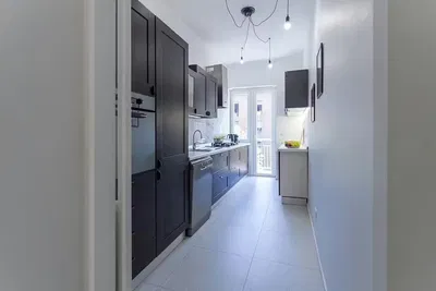 Küche; küchengeräte, tageslicht, fliesenboden, moderner stil