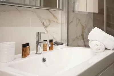 Badezimmer; tageslicht, renoviert, moderner stil