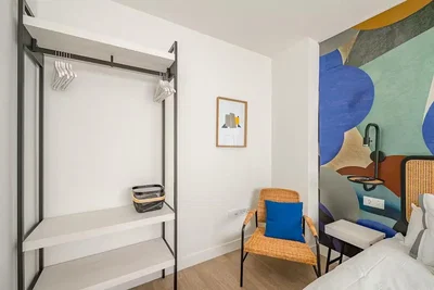 Schlafzimmer; holzboden, moderner stil, tageslicht