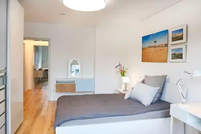 Spavaća soba; drveni pod, prirodno svjetlo, moderni stil