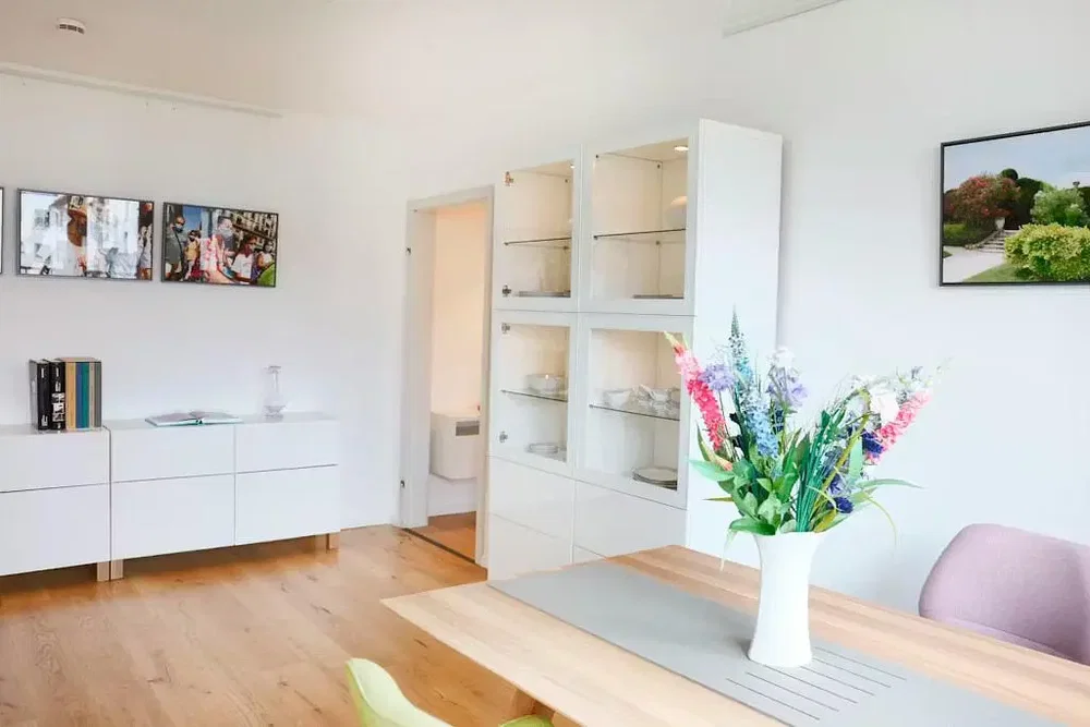 Trpezarija; drveni pod, moderni stil, prirodno svjetlo