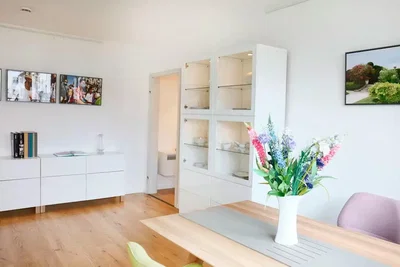 Trpezarija; drveni pod, moderni stil, prirodno svjetlo
