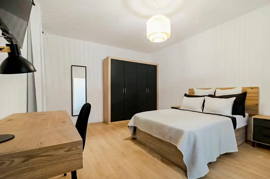 Schlafzimmer; holzboden, tageslicht, moderner stil