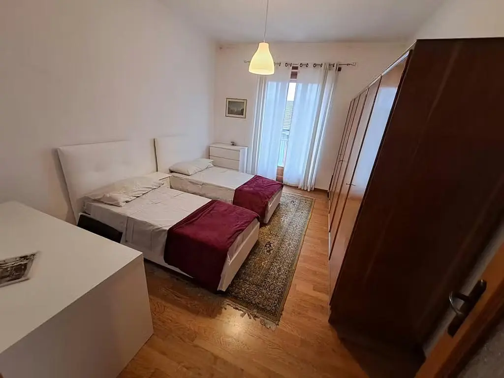 Schlafzimmer; holzboden, tageslicht