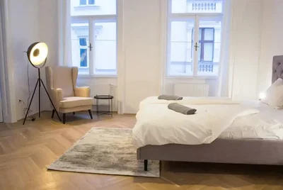 Chambre; lumière naturelle, parquet