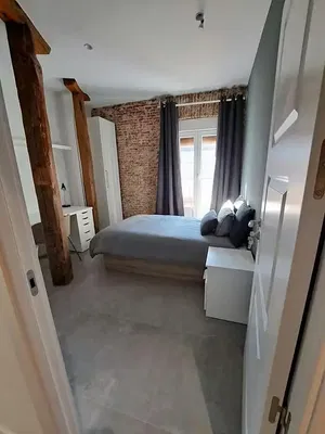 Schlafzimmer; tageslicht, holzbalken