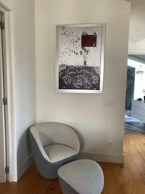 Obývací pokoj; dřevěná podlaha, přirozené světlo, moderní styl