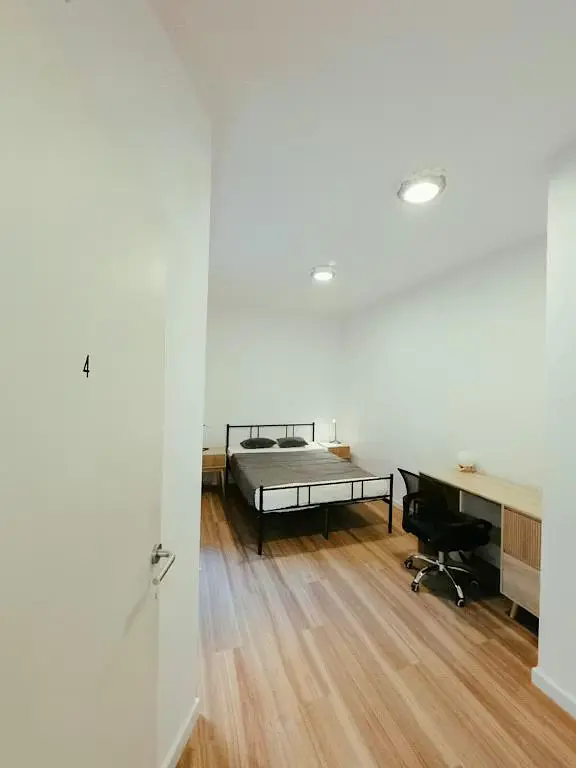 Schlafzimmer; holzboden, tageslicht