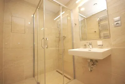 Bagno; pavimento in piastrelle, ristrutturato, luce naturale