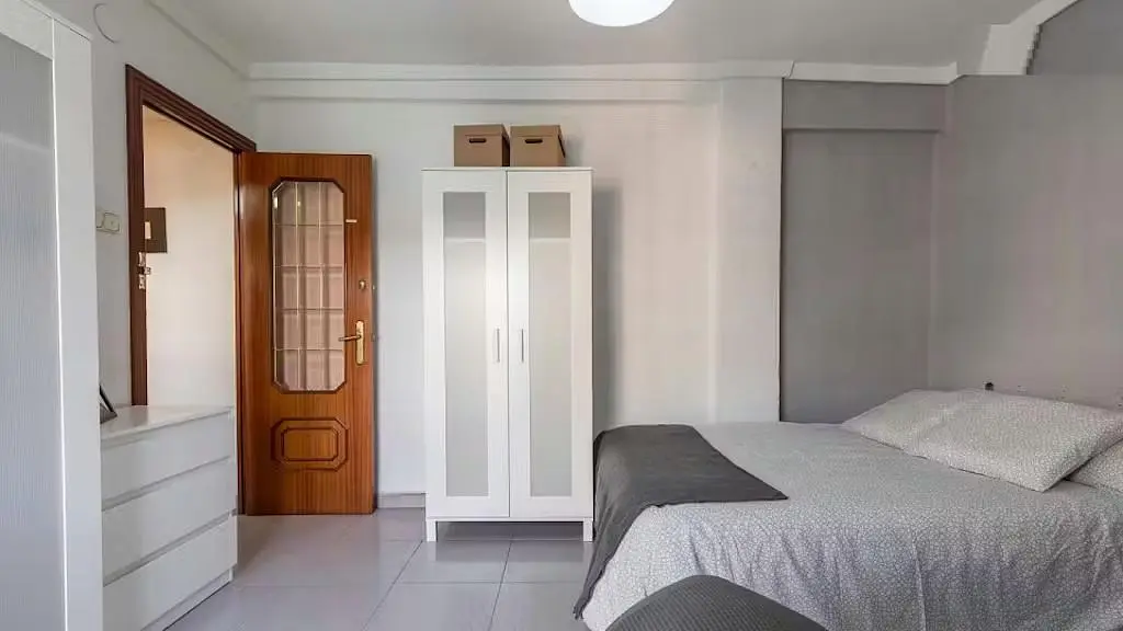 Ložnice; dlažba, dřevěné trámy, přirozené světlo