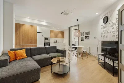 Wohnzimmer; tageslicht, moderner stil, holzboden