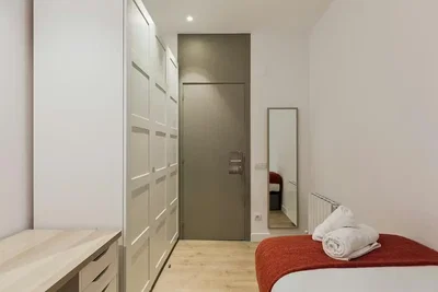 Schlafzimmer; holzboden, tageslicht, moderner stil