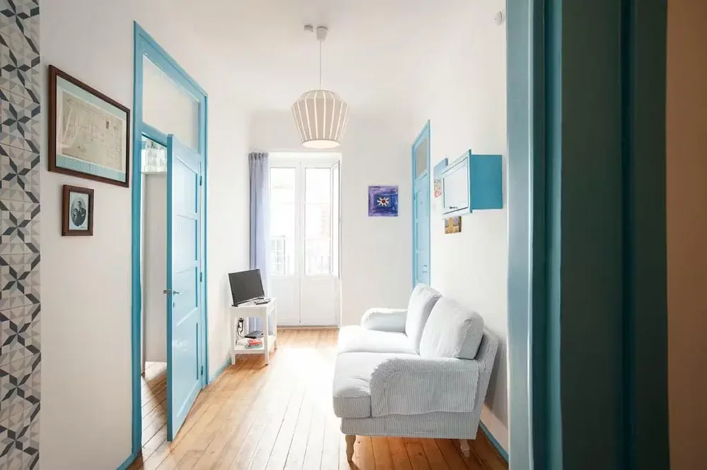 Wohnzimmer; tageslicht, holzboden, moderner stil