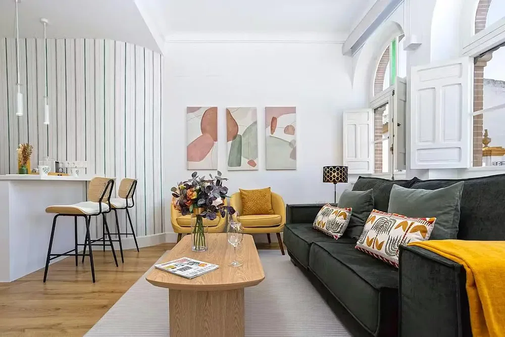 Wohnzimmer; tageslicht, moderner stil, holzboden