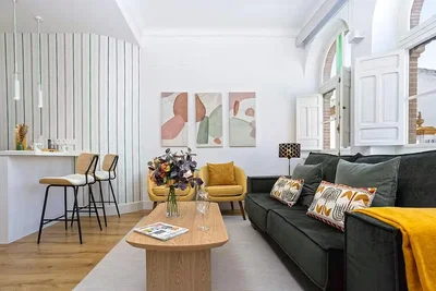 Wohnzimmer; tageslicht, moderner stil, holzboden