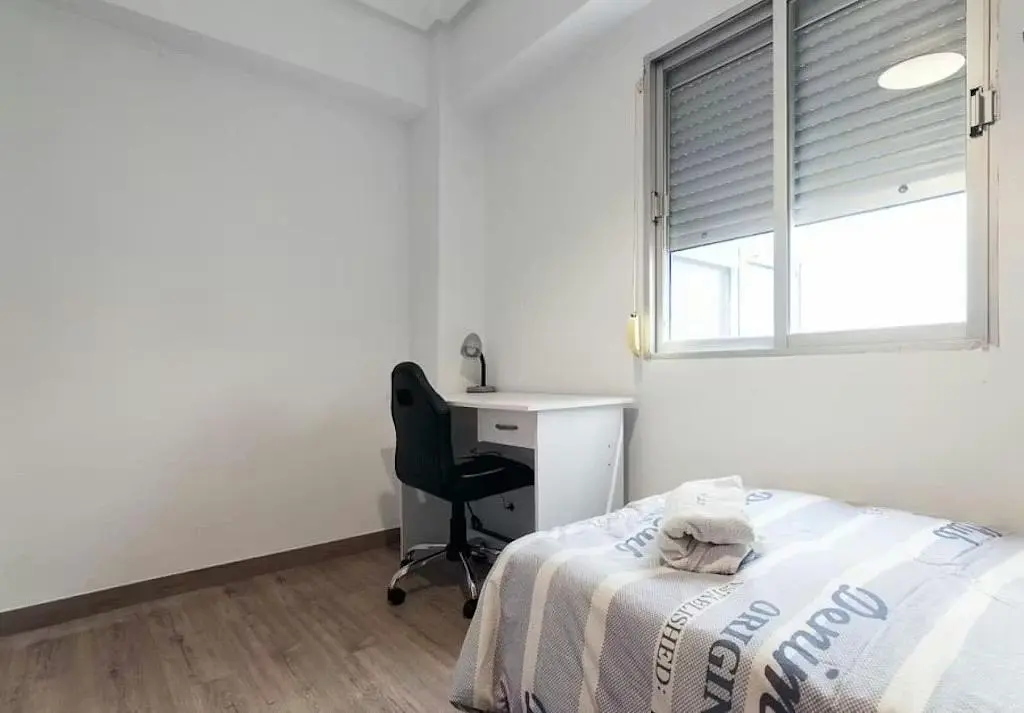 Schlafzimmer; holzboden, tageslicht