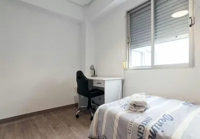 Schlafzimmer; holzboden, tageslicht