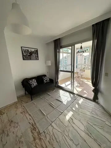 Salon; podłoga z płytek, widok, światło dzienne