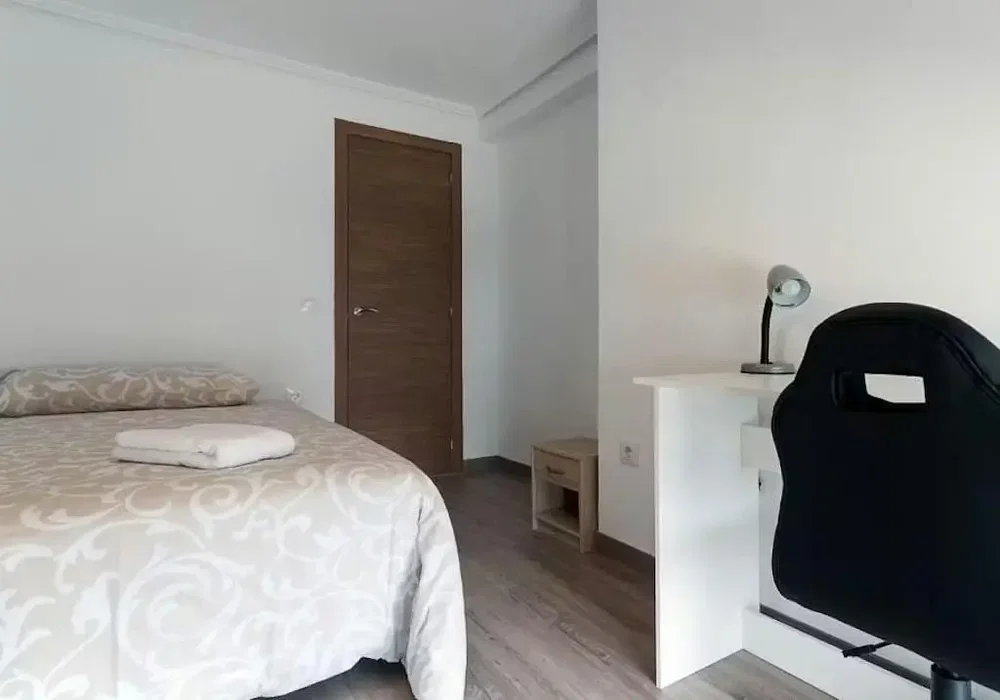 Schlafzimmer; tageslicht, holzboden