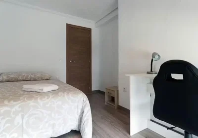 Schlafzimmer; tageslicht, holzboden