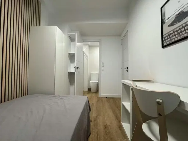 Camera da letto; pavimento in legno, luce naturale, stile moderno
