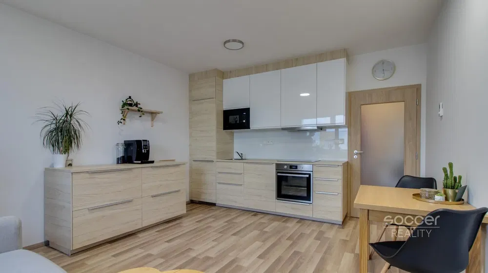 Cuisine; électroménager, parquet, lumière naturelle, style moderne