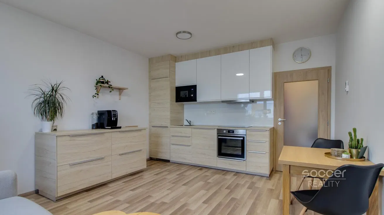 Küche; küchengeräte, holzboden, tageslicht, moderner stil