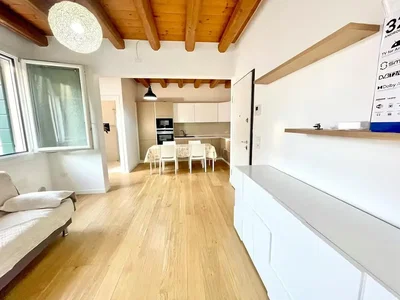 Wohnzimmer; holzboden, tageslicht, moderner stil